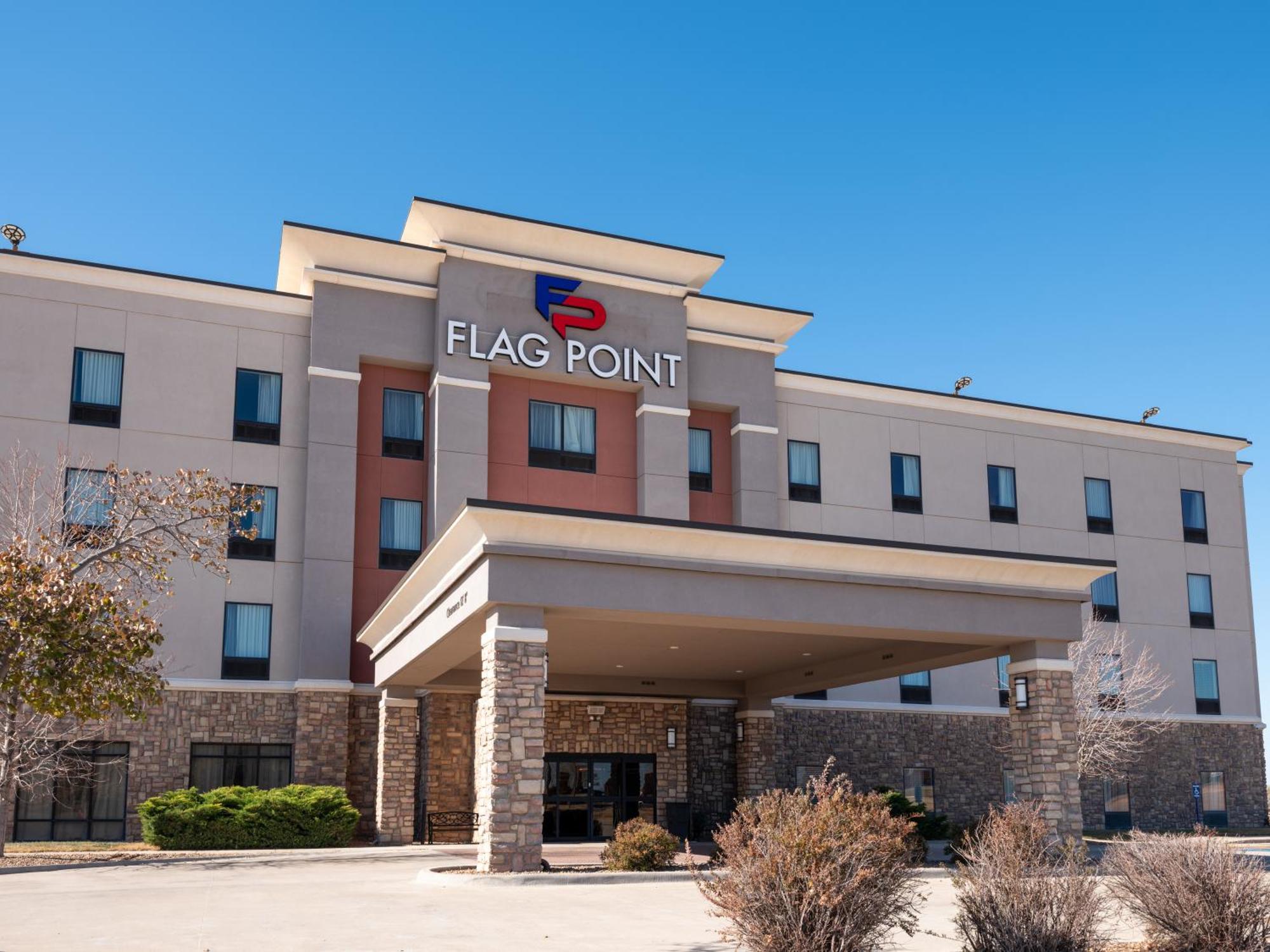 Flag Point Inn And Suites Pratt By Fairbridge Екстер'єр фото